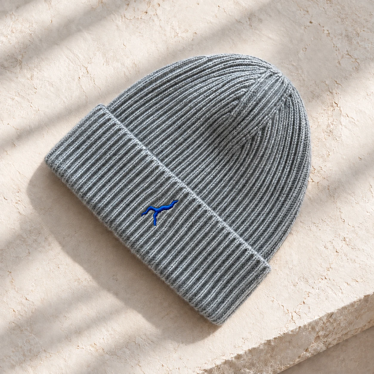 Menaggio — berretto in cashmere grigio, fotografia editoriale con ricamo blu